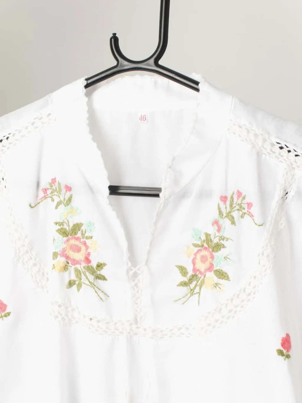 70s vintage boho top, white with stunning floral embroidery – Medium / Large